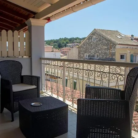 Paxos In Square Apartment *